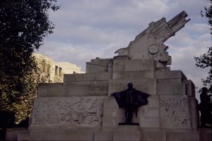 A Királyi Tüzérség emlékművének oldalnézetéből 1914-18, 1925 (bronz és portlandkő)